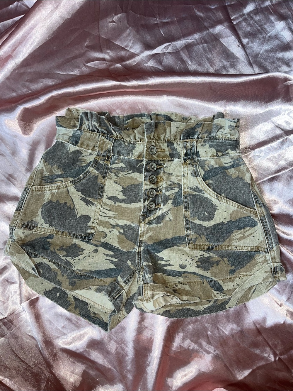 POL High-Waist Camo Paperbag Shorts - Beige/Olive/Gray